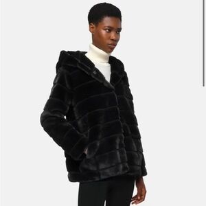 Apparis Goldy Coat - Black Fur (faux)